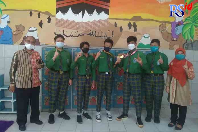 MEMBANGGAKAN: Lima siswa SMP IT PAPB Semarang peraih gold medal dan special award dari WICE Malaysia bersama kepala sekolah H Ramelan. (ADIT BAMBANG SETYAWAN/ JAWA POS RADAR SEMARANG)