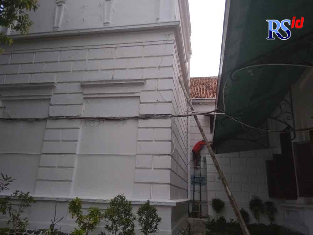 Kepala SMPN 40 Semarang Bani Haris saat melakukan pengecekan ornamen cagar budaya sekolah. (BAMBANG ADIT SETYAWAN/JAWA POS RADAR SEMARANG)