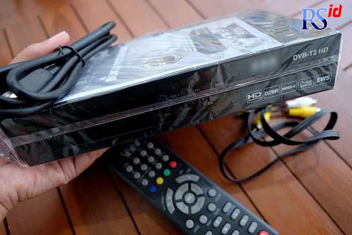 Seorang warga menunjukkan salah satu contoh perangkat Set Top Box (STB) DVBT2 yang akan digunakan untuk menyaksikan siaran televisi digital, Kamis 23 September 2021. Hal penting yang perlu diperhatikan saat membeli berbagai peralatan elektronik, TV atau S
