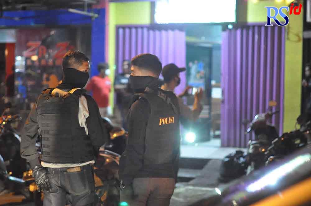 Polrestabes Semarang saat melakukan penyegelan tujuh tempat karaoke di kawasan Ruko Dargo Jalan Dr Cipto Semarang Timur Rabu (27/10/2021) dinihari. (Istimewa)