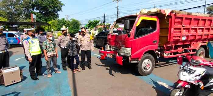 Kapolres Batang AKBP Irwan Susanto bersama tersangka saat jumpa pers, Kamis (21/10/2021). (RIYAN FADLI/JAWA POS RADAR SEMARANG)