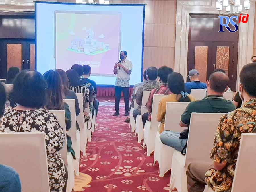 Rektor bersama jajaran pimpinan Universitas Binus Semarang melakukan pertemuan dengan orang tua calon mahasiswa di Hotel Tentrem. (TITIS ANIS FAUZIYAH/JAWA POS RADAR SEMARANG)