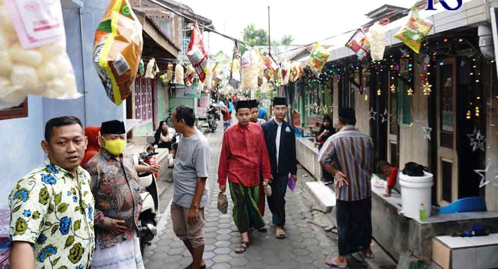 Salah satu acara Weh-wehan dalam tradisi perayaan Maulid Nabi Muhammad SAW di Kampung Kranggan, Desa Krajan Kulon, Kaliwungu. (BUDI SETIYAWAN/JAWA POS RADAR SEMARANG)