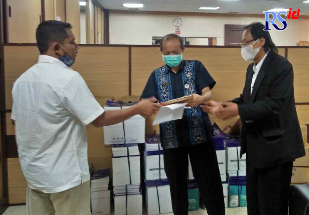 Ketua Aliansi Warga Jawa Tengah Peduli Rakyat Kujiyanto saat menyerahkan surat aduan ke Sekwan DPRD Jateng. (MIFTAH/JAWA POS RADAR SEMARANG)