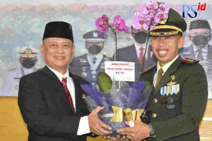 Ketua DPRD Demak H Fahrudin Bisri Slamet memberikan bunga anggrek kepada Dandim 0716 Demak Letkol Pribadi Setyo Pratomo dalam HUT ke-76 TNI kemarin. (Wahib Pribadi/Jawa Pos Radar Semarang)