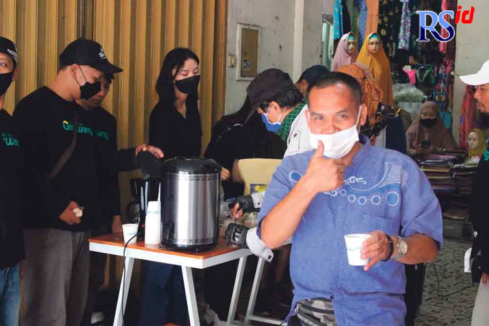 Sekolah Kopi Gemarang saat memberikan kopi gratis kepada pedagang dan pengunjung Pasar Kliwon Rejo Amertani Temanggung Sabtu (2/10/2021). (ANANTA ERLANGGA MUSA / JAWA POS RADAR SEMARANG)