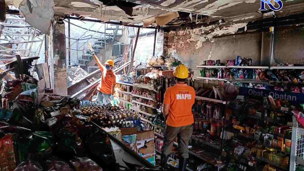 Petugas melakukan olah tempat kejadian perkara terjadinya kebakaran di Indomaret di Jalan Gatot Subroto (Gatsu) Semarang. (M Haryanto/Jawa Pos Radar Semarang)