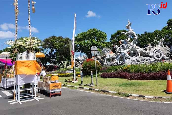 Prosesi upacara Labuh gentuh atau membersihkan bumi dari kotoran di kawasan Kuta, Tuban, Jumat, 15 Oktober 2021. Kementerian Komunikasi dan Informatika menggelar koordinasi dengan Dinas Kominfo Provinsi Bali, KPID Provinsi Bali, Lembaga Penyiaran Publik (