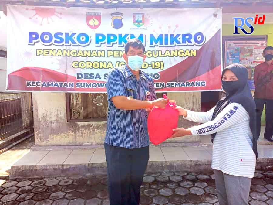 Dinas Sosial Kabupaten Semarang membagikan sembako di Ungaran, Selasa (19/10/2021). (Maria Novena/Jawa Pos Radar Semarang)