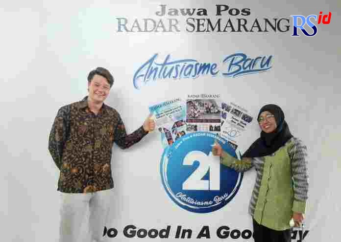 Staf Kedubes Belanda Joris Ramm berfoto bersama Ida Nor Layla di kantor Jawa Pos Radar Semarang, Jalan Veteran 55. (TITIS ANIS FAUZIYAH/JAWA POS RADAR SEMARANG)