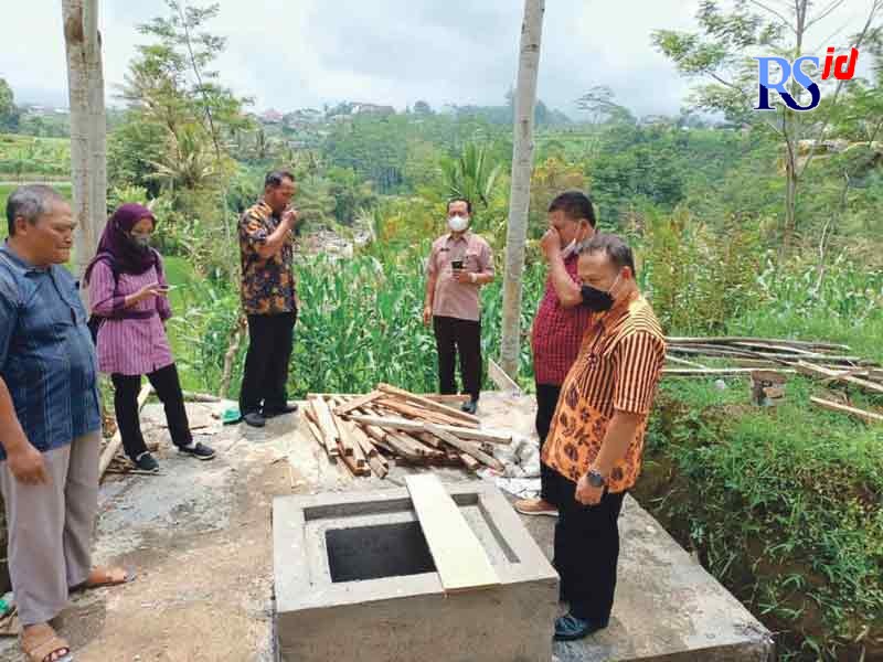 Pegawai DLH melihat pembangunan biogas di Desa Larangan Lor, Mojotengah. (Istimewa)