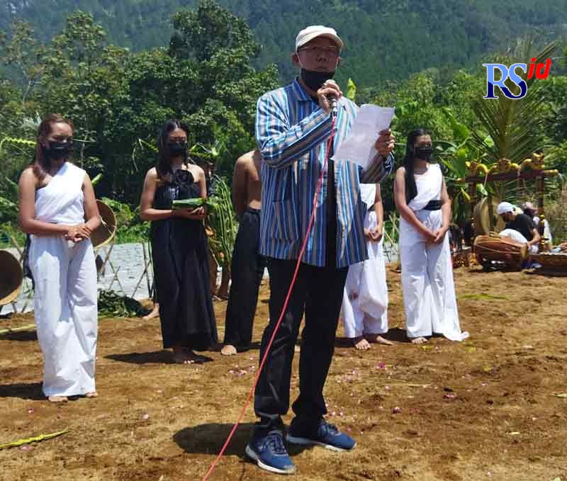 Haris Kertorahardjo saat membacakan puisi