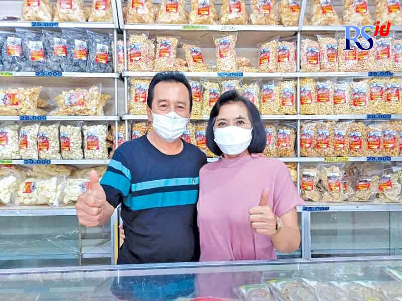 Joko Yuwono dan istrinya Endang Sri Hartini selalu bersama dalam mengelola usaha. (ROFIK SYARIF G P/JAWA POS RADAR SEMARANG)