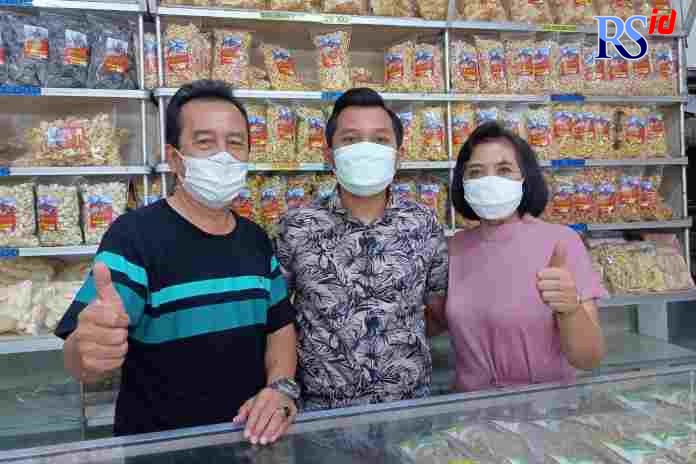 Evan Satria diapit orang tuanya. Ia digadang meneruskan usaha toko oleh-oleh Endang Jaya. (ROFIK SYARIF/ JAWA POS RADAR SEMARANG)