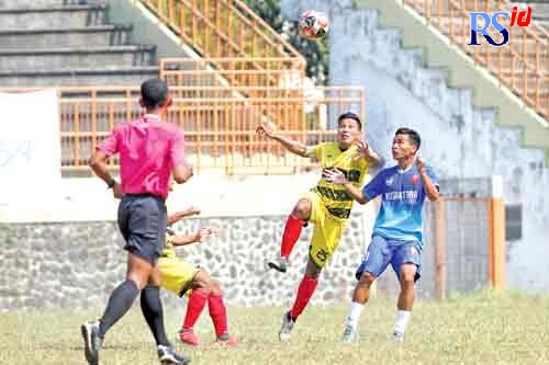 Duel antara pemain Persip (kuning) dengan Persekap (biru) pada laga uji coba bertajuk Derby Megono, di Stadion Hoegeng, Pekalongan, Selasa (12/10/2021). (Istimewa)