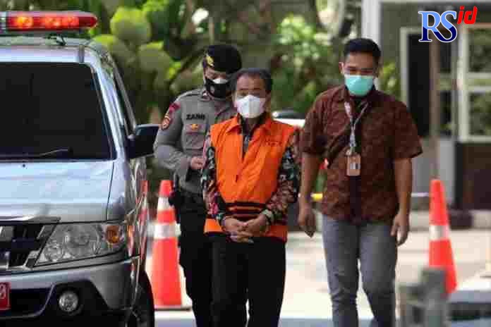 Tersangka Bupati Banjarnegara nonaktif Budhi Sarwono memasuki Gedung Merah Putih KPK untuk menjalani pemeriksaan di Jakarta, Jumat (24/9/2021). Budhi Sarwono menjalani pemeriksaan lanjutan oleh penyidik KPK dalam kasus dugaan korupsi terkait pengadaan bar