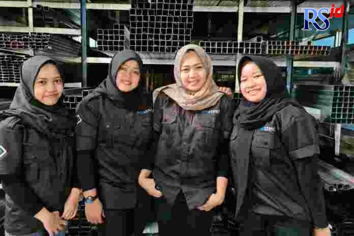 Rusmiyati (kedua dari kanan) bersama karyawan Besi Rosteel. (DEVI KHOFIFATUR RIZQI/JAWA POS RADAR SEMARANG)
