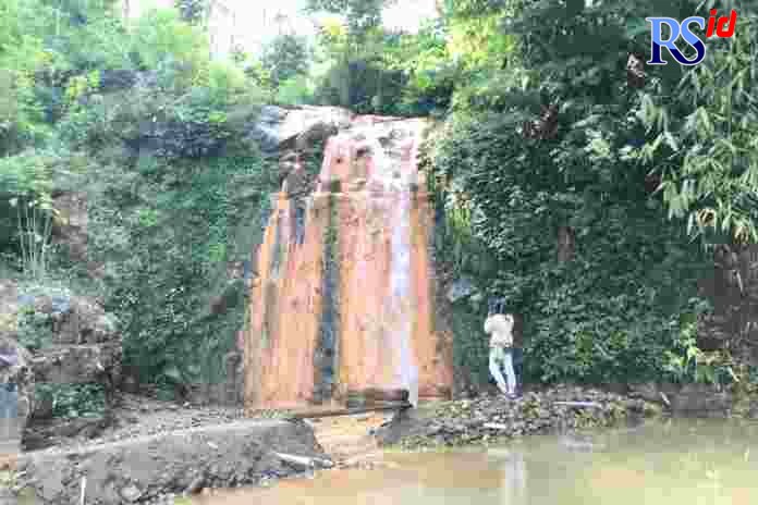 Curug Klenting Kuning di Desa Kemawi, Sumowono, menawarkan keindahan yang alami, dengan dinding curug berwarna seperti karat. (Devi Nurkumulasasi/Jawa Pos Radar Semarang)