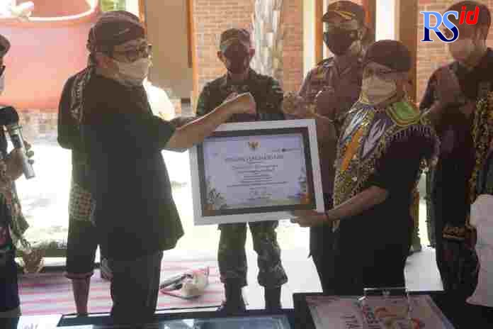 Menparekraf Sandiaga Uno menyerahkan penghargaan pada Desa Karanganyar yang masuk 50 desa wisata terbaik Indonesia kemarin (12/10/2021). (Istimewa)