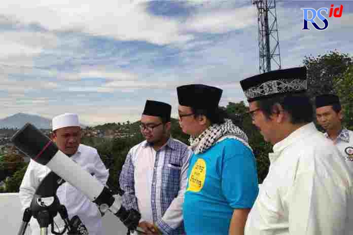 Para kiai dan santri saat melakukan peneropongan di Ponpes Life Skill Daarun Najaah. (Istimewa)