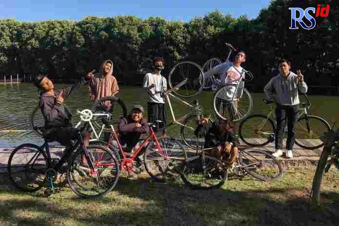 Anggota Fixed Gear Society menjaga kebersamaan dengan berkeliling Kota Semarang di malam hari sambil berkunjung ke anggota yang memiliki bisnis secara bergantian. (ISTIMEWA)