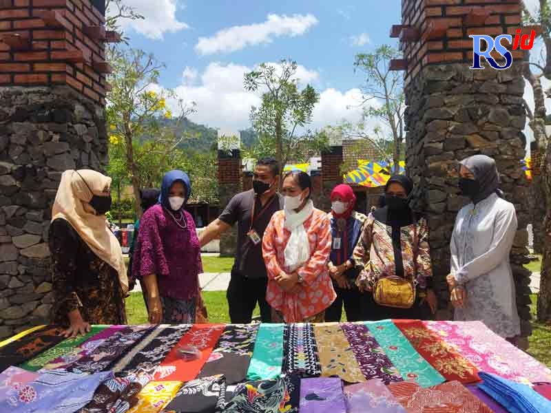 Susana Teten Masduki didampingi Atikoh Ganjar Pranowo dan Christanti Zaenal Arifin mengunjungi stan UMKM di Balkondes Ngadiharjo, Borobudur, Selasa (12/10/2021). (RIRI RAHAYU/JAWA POS RADAR SEMARANG)