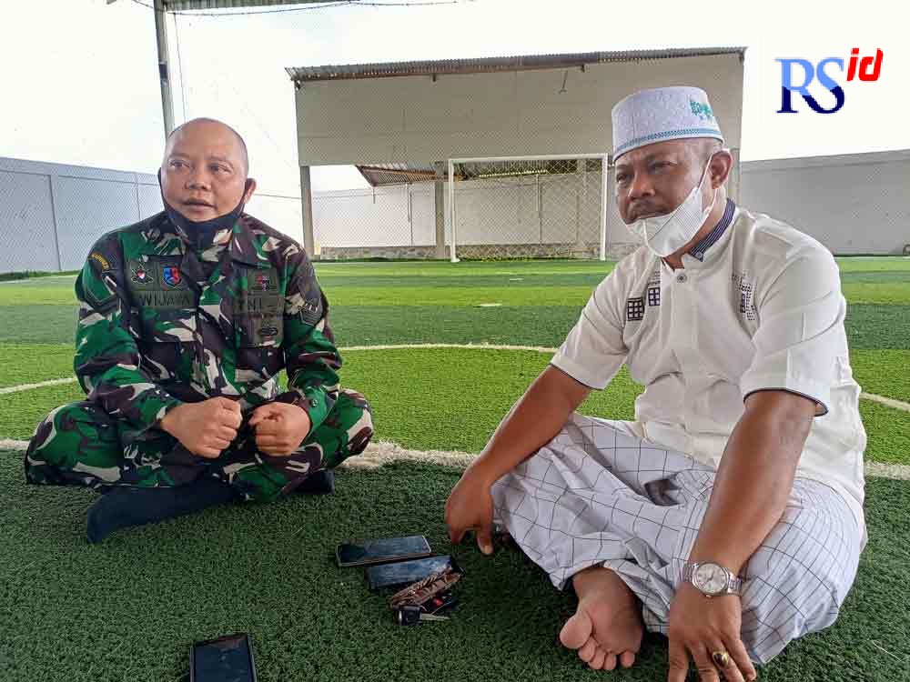 Kades Pancuranmas Yuni puji Istiyono (kanan) bersama Babinsa Pancuranmas (kiri) di Lapangan Futsal Desa Pancuranmas, Senin (11/10/2021). (ROFIK SYARIF G P/JAWA POS RADAR SEMARANG)