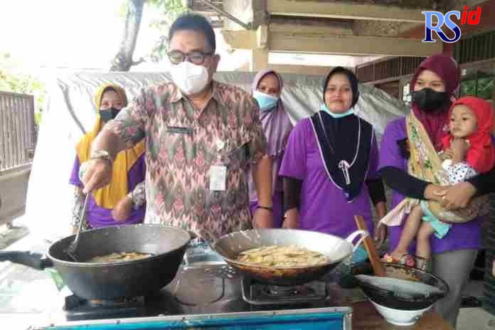 INOVATIF: Kepala Dinakerin Pemkab Demak, Bambang Saptoro mengajari warga mengolah gedebog pisang menjadi jajanan. (Wahib Pribadi/Jawa Pos Radar Semarang)