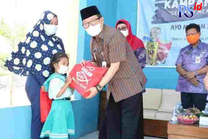 Wabup KH Ali Makhsun menyerahkan bingkisan makanan berbahan dasar ikan kepada siswa TK dalam acara di Desa Boyolali, Kecamatan Gajah. (Wahib Pribadi/Jawa Pos Radar Semarang)