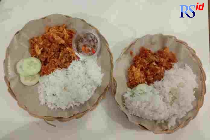 Dua menu Ayam Geprek Sambel Brewok yang menjadi primadona di kalangan pembeli. (Annisaa’ Salas Qurrota A’yun/Jawa Pos Radar Semarang)