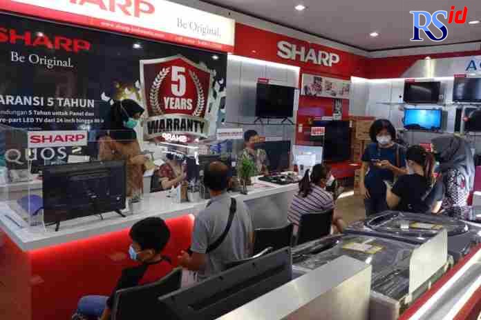 NYAMAN : Pengunjung memilih perangkat elektronik di toko Global Elektronik Jalan Fatmawati nomor 99 Pedurungan yang diresmikan hari ini Sabtu (9/10/2021).