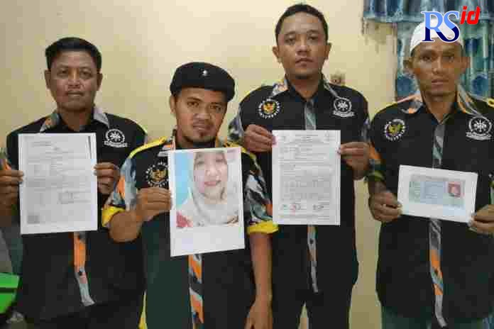 Kadiv Litigasi LSM GMBI Andi Akar Kusuma (topi hitam) menunjukkan foto pelaku penggelapan yang merugikan kliennya. (Istimewa)