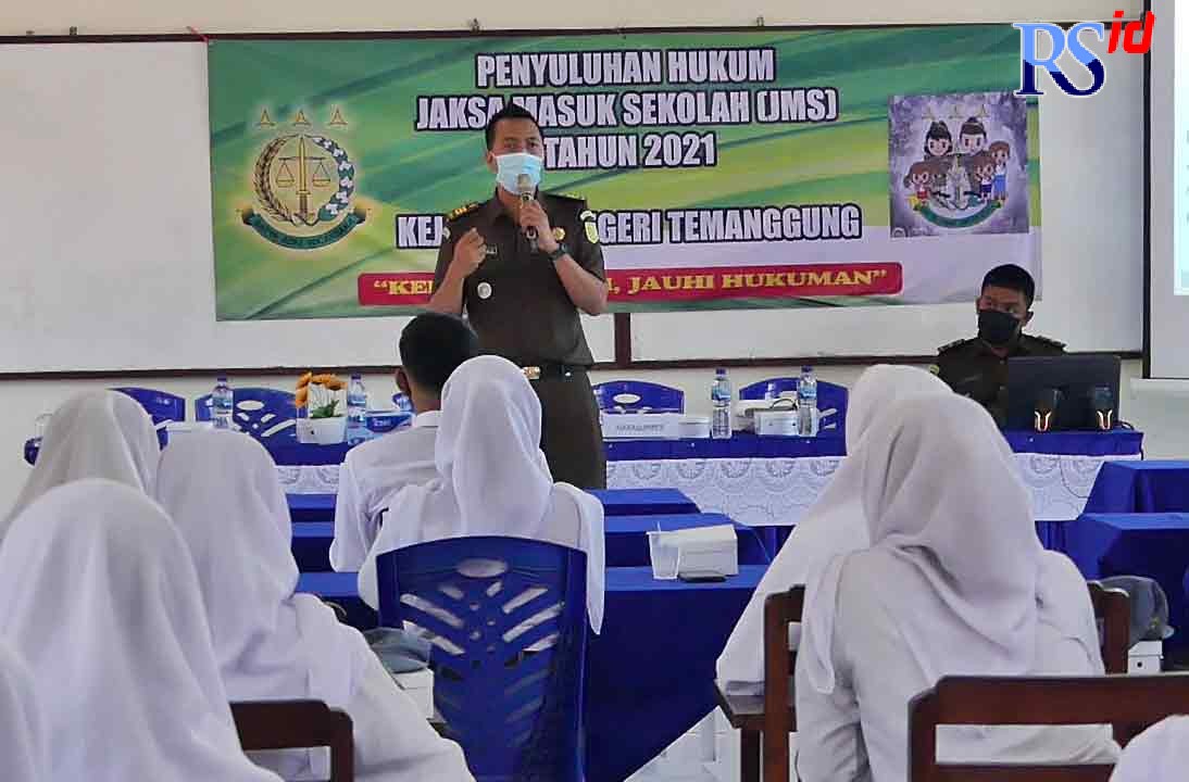 Anggota Kejari Temanggung saat memberikan materi hukum kepada siswa SMK Bhumi Phala Parakan, Selasa (12/10/2021). (Istimewa)