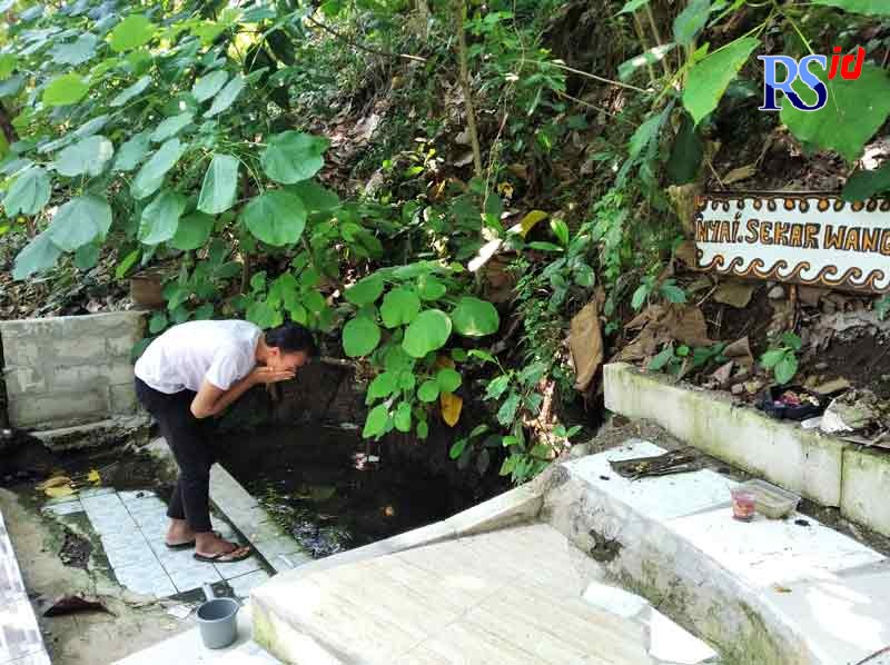 Muzakki Anwar, 23, membasuh muka di Sendang Nyai Sekar Wangi yang airnya masih sangat jernih. (HAWIN ALAINA/JAWA POS RADAR SEMARANG)