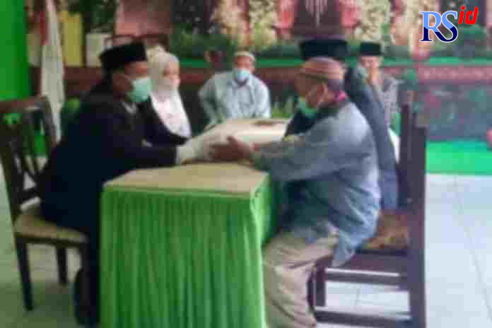 Prosesi akad nikah Jaja Priono dan Dakem. Jaja adalah pria berstatus jejaka (24), sedangkan Dakem adalah seorang nenek yang memiliki 2 cucu.Y (UDHA IMAN PRIMADI/RADAR BANYUMAS)