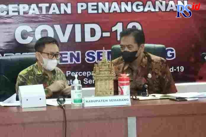 Sekda memimpin rapat monitoring dan evaluasi percepatan penyelesaian PSN di ruang Bina Praja, Kamis (30/9/2021). (Maria Novena/Jawa Pos Radar Semarang)