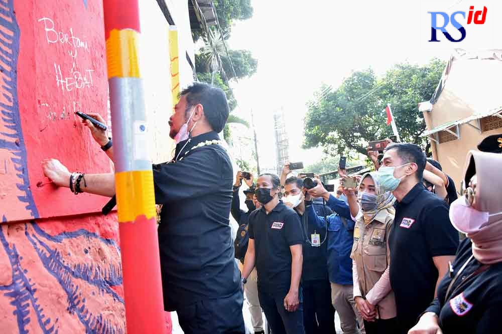 Menteri Pertanian Syahrul Yasin Limpo saat meresmikan Kampung Singkong di Kelurahan Ledok, Kecamatan Argomulyo, kemarin (13/10/2021). (Dhinar Sasongko/Jawa Pos Radar Semarang)