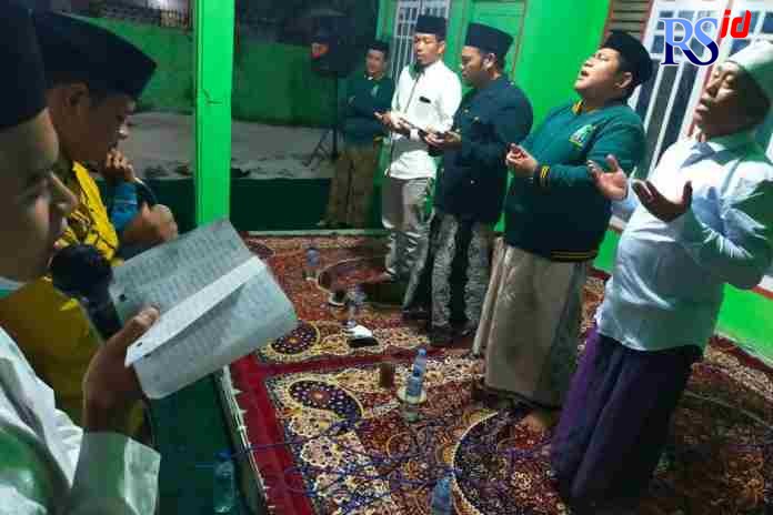 MAULID NABI : Ketua DPC PKB Demak, Zayinul Fata dan Sekretaris Dewan Syuro Gus Tsaqof memimpin Maulid Nabi Muhammad SAW di Kantor DPC PKB Jalan Sultan Hadiwijaya, Kota Demak. (Wahib Pribadi/Jawa Pos Radar Semarang)