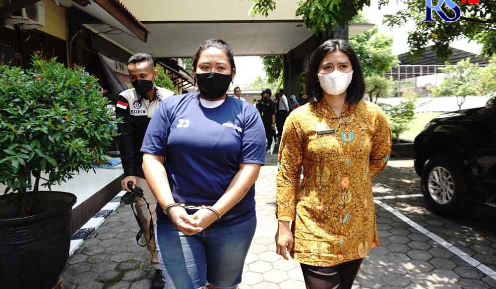 Tersangka Minah saat digelandang petugas Unit Perlindungan Perempuan dan Anak (PPA) Satreskrim Polres Kendal. (BUDI SETIYAWAN/JAWA POS RADAR SEMARANG)