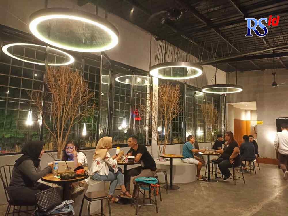 Dari area outdoor, pengunjung bisa menyaksikan keindahan Kota Semarang saat malam hari. (ARIQ AFRA NADHIF/JAWA POS RADAR SEMARANG)