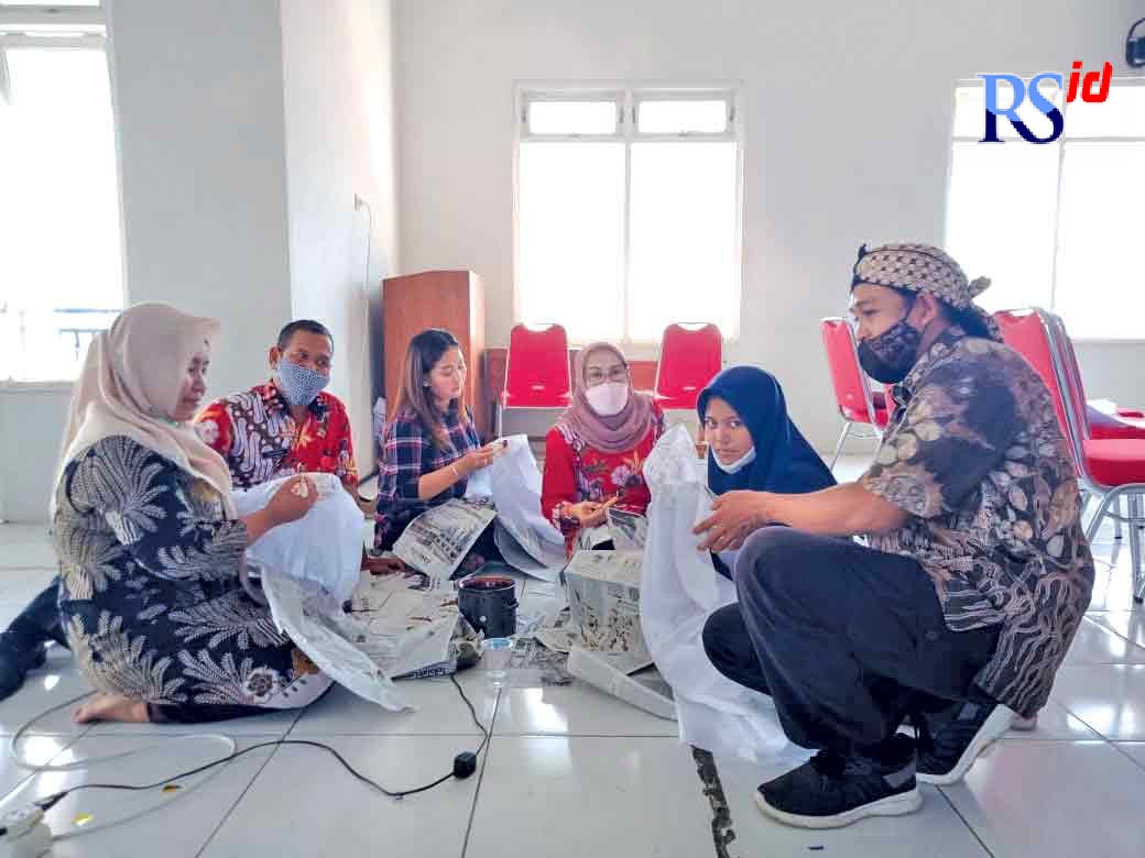 Ibu-ibu PKK melakukan pelatihan membatik dengan didampingi Lurah Sugiman dan pelatih Muridi. (FIGUR RONGGO WASSALIM/ JAWA POS RADAR SEMARANG)