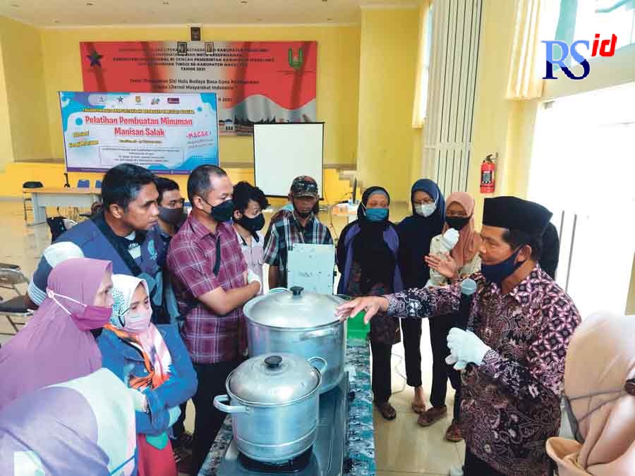 Pelatihan pembuatan minuman manisan salak untuk penyandang disabilitas  yang diadakan Dispuspa Kabupaten Magelang, Rabu (27/10/2021). (RIRI RAHAYU/JAWA POS RADAR SEMARANG)