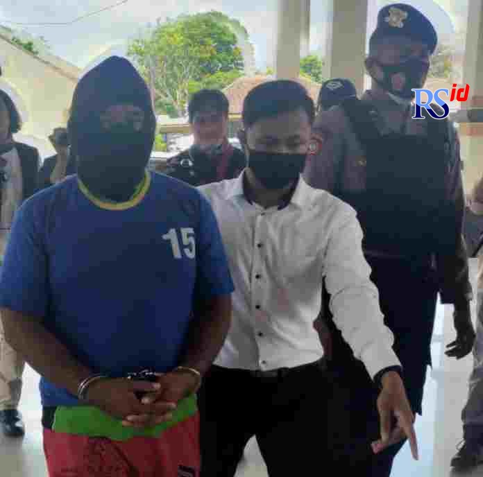 Lulut Kusmiyanto, pelatih klub voli yang menyetubuhi 13 anak didiknya saat gelar perkara di Mapolres Demak. (Wahib Pribadi/Jawa Pos Radar Semarang)