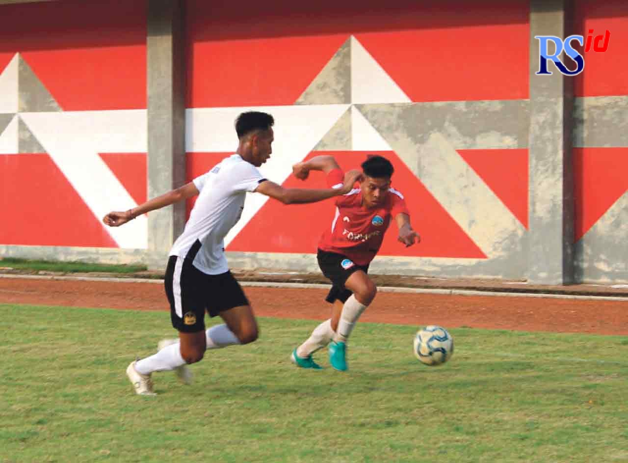 Skuad Persitema Temanggung saat menjalani sesi latihan laga internal di Stadion Bhumi Phala Jumat (1/10/2021). (LUQMAN SULISTYAWAN / JAWA POS RADAR SEMARANG)