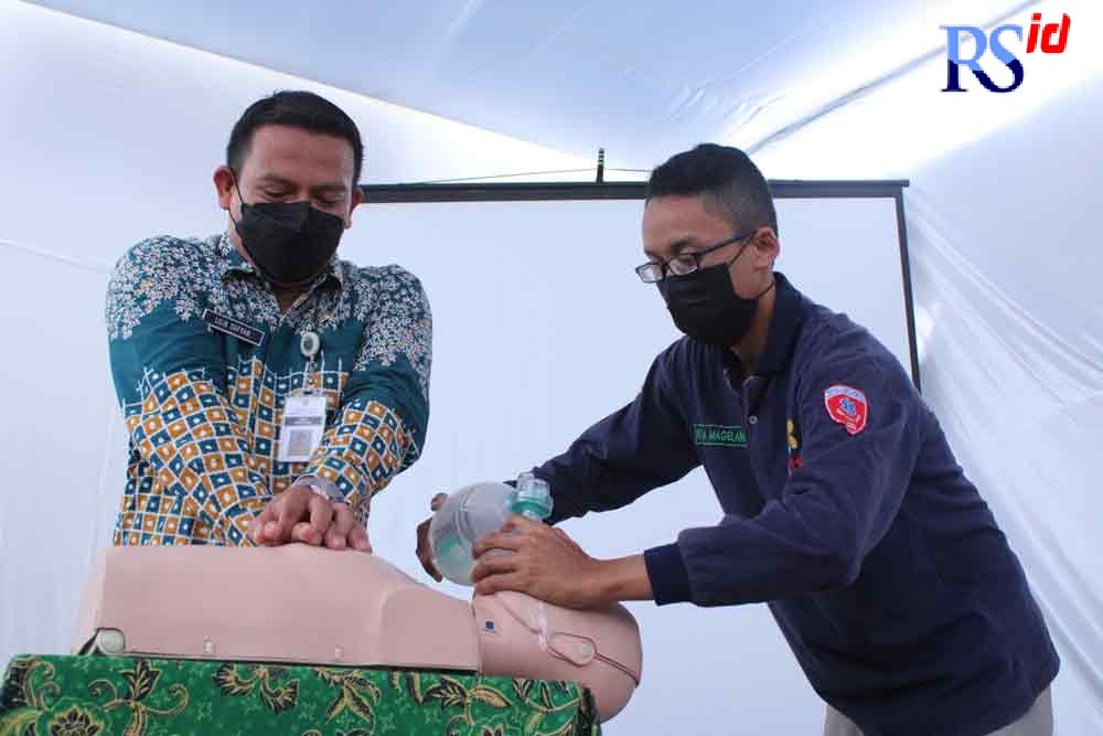Koordinator PSC 119 Kota Magelang Lilik Sofyan memberikan contoh melakukan tindakan pembukaan jalur pernafasan menggunakan alat bantu dalam acara pelatihan di PSC 119. (PUPUT PUSPITASARI/JAWA POS RADAR SEMARANG)
