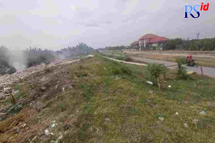 Sekitar tanggul sungai di wilayah Dukuh Kalibener, Desa Kedungwaru Kidul, Kecamatan Karanganyar, Kabupaten Demak, yang pernah viral karena penampakan pocong. (WAHIB PRIBADI/JAWA POS RADAR SEMARANG)