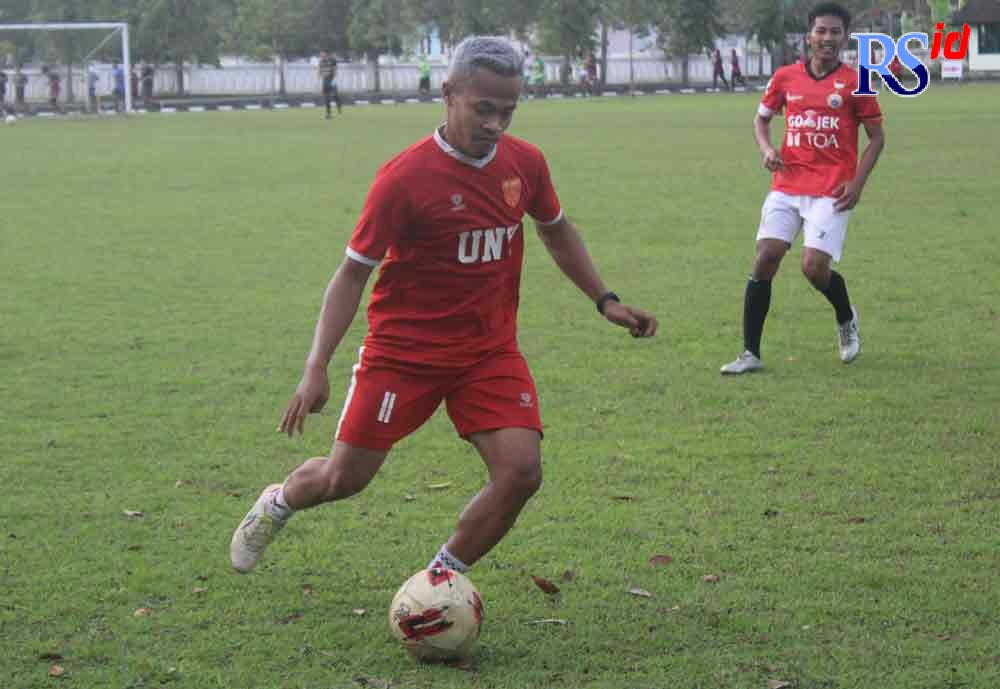 Sesi latihan di Lapangan Demon, Magelang, Selasa (5/10/2021). Dua pemain baru akan menambah skuad PPSM. (ROFIK SYARIF G P/JAWA POS RADAR SEMARANG)