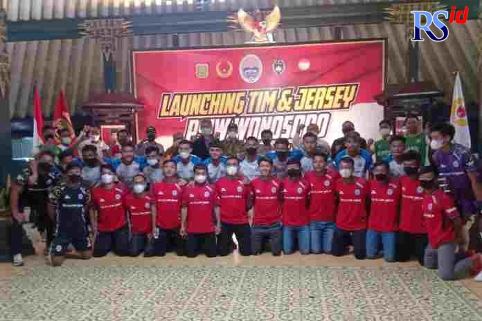 Pelatih dan pemain PSIW menunjukkan kaus tim yang akan dipakai berlaga di kompetisi Liga 3 Jateng. (Sigit Rahmanto/Jawa Pos Rada Semarang)