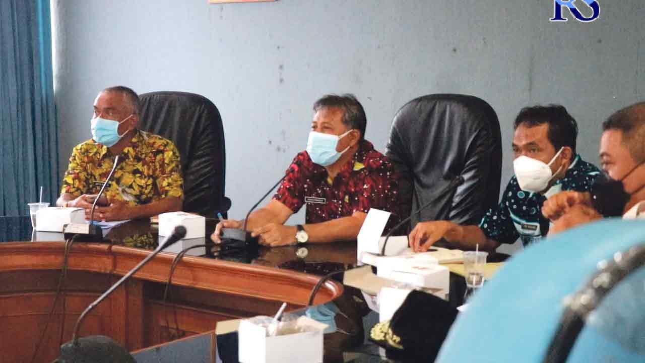 Sekda Hary Agung Prabowo bersama jajaran dan wajib pajak mengikuti rapat di ruangan Loka Bakti Praja Komplek Setda, Rabu (6/10/2021). (ANANTA ERLANGGA MUSA / JAWA POS RADAR SEMARANG)