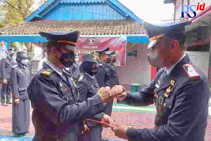 Lima petugas Rutan Salatiga mendapat penghargaan Satya Lencana karena menunjukkan kesetiaan, pengabdian, kecakapan, kejujuran, dan kedisiplinan serta telah bekerja terus menerus sekurang-kurangnya 10 tahun, 20 tahun, dan 30 tahun.